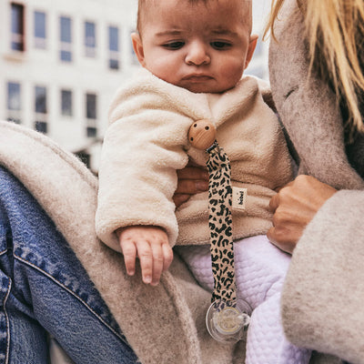 Attache tétines Bebel léopard l Marron – Image 3
