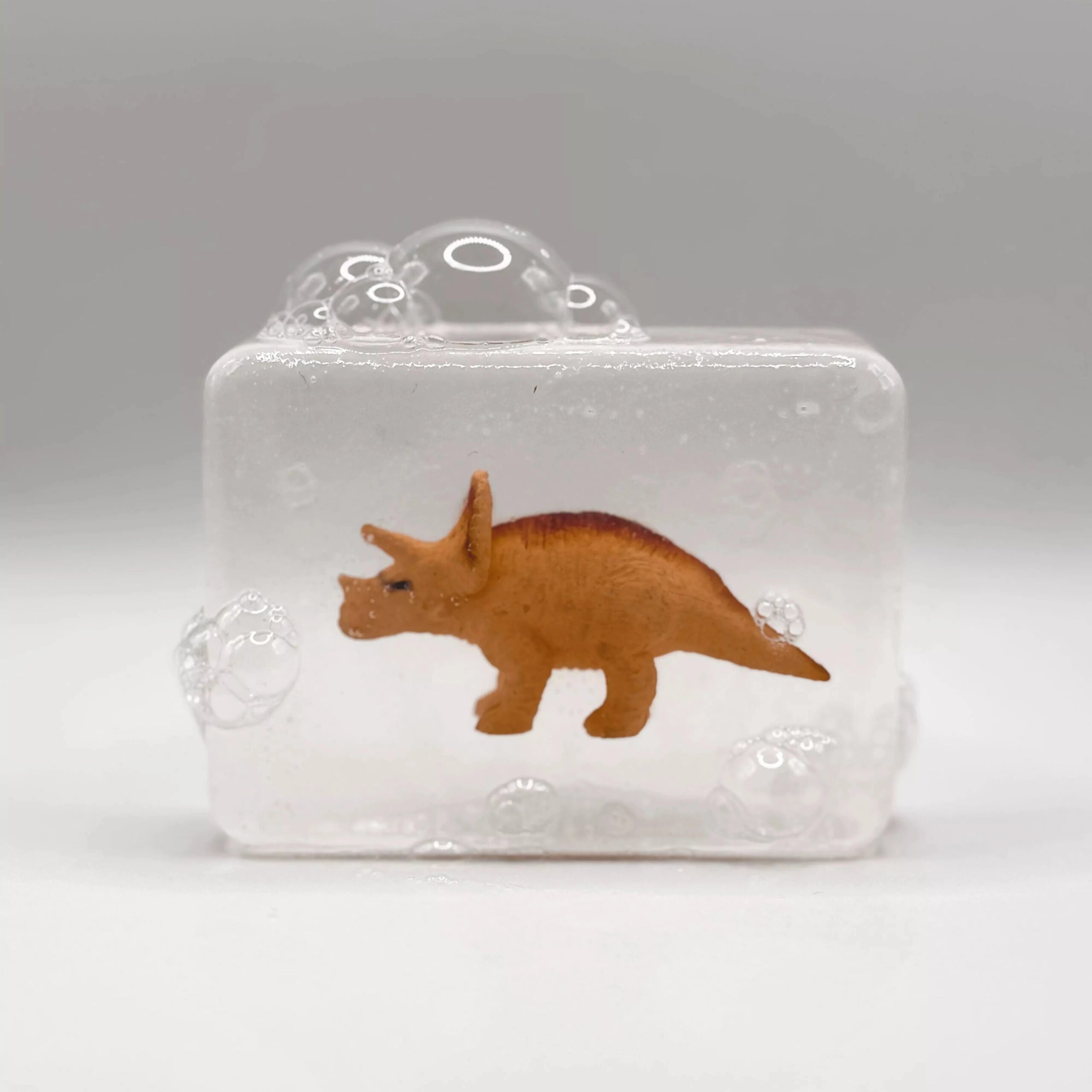 Savon transparent artisanal – Dinosaure Triceratops – Ludi Soap