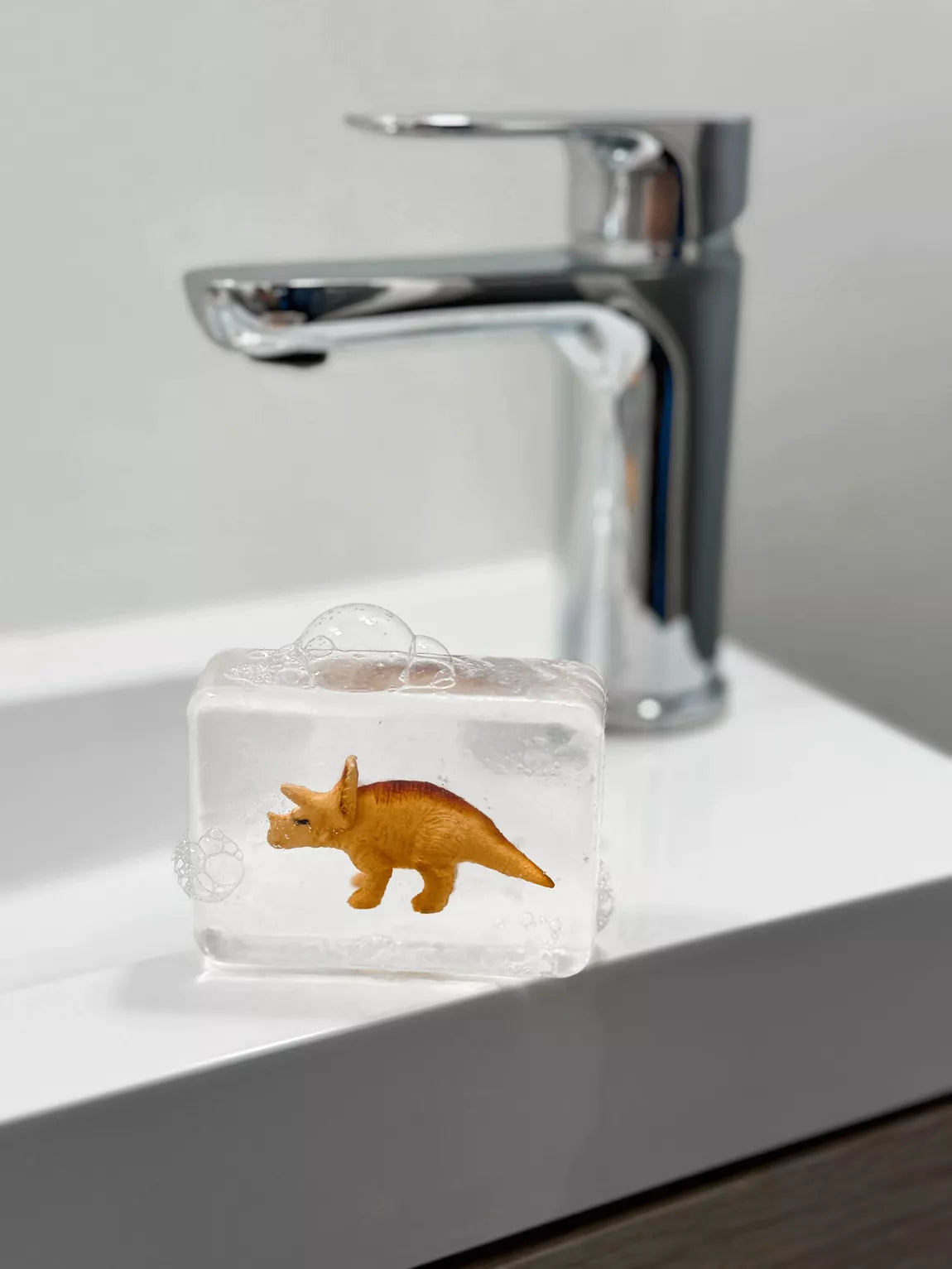 Savon transparent artisanal – Dinosaure Triceratops – Ludi Soap – Image 2