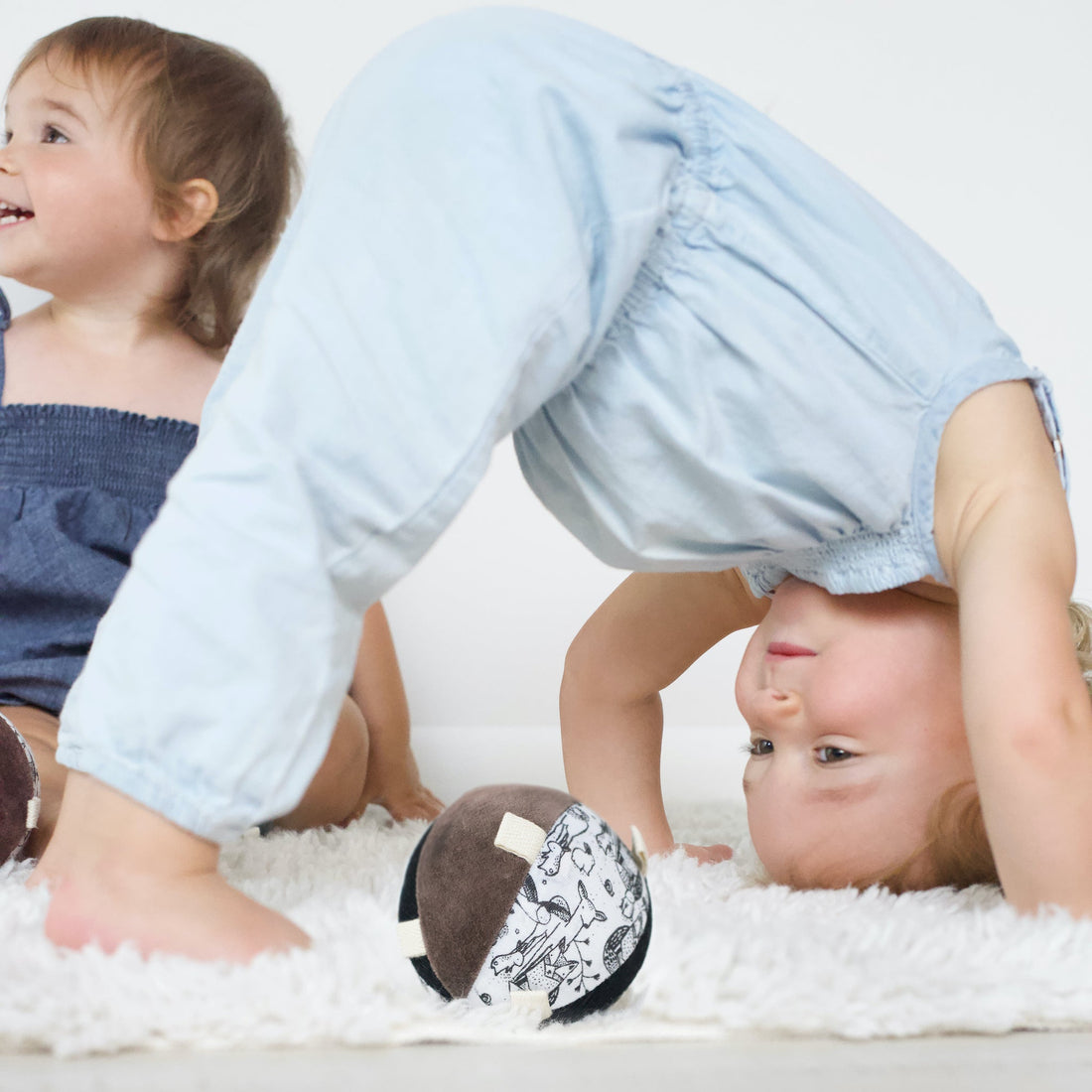 Balle d’eveil contrastée avec Hochet – Woodland – Image 3